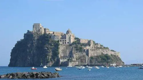 Personale a nero in un hotel di Ischia, scattano le denunce
