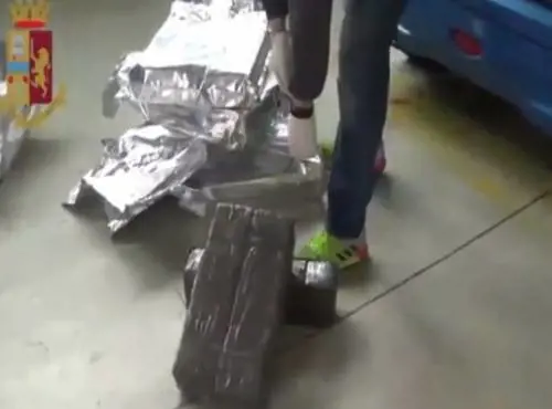 Reggio Emilia, la polizia sequestra oltre 2 quintali di droga in un'autofficina