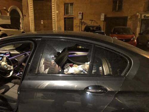 Roma, l'auto di Sgarbi danneggiata in strada