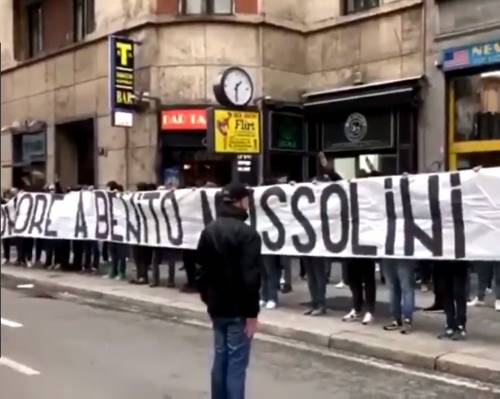 Milano, striscione dei laziali a Piazzale Loreto: "Onore a Benito Mussolini"