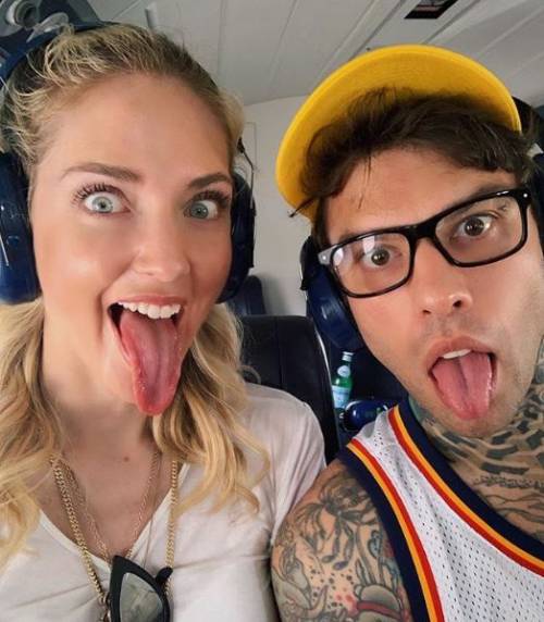 "Che bei lavoretti ti fa la Ferragni quella lingua". E Fedez gela l'hater: "Pulisce i comodini"