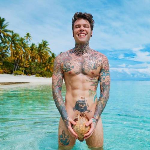 "Se basta una noce di cocco per coprirlo...": Fedez massacrato in rete