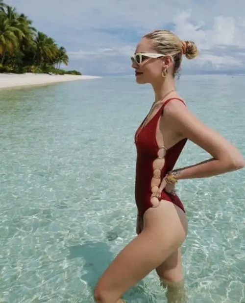 Chiara Ferragni e la foto in costume. Hater scatenati: "Una tavola da surf è più sensuale" Ma lei lo fredda così
