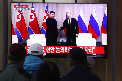 Putin incontra Kim: stretta di mano fra i due leader