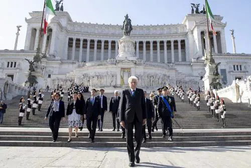 Celebrazioni del 25 aprile, l’omaggio di Mattarella all’altare della Patria 