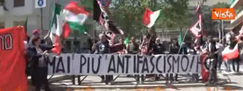 25 aprile, striscione a Roma: "Se voti Forza Nuova, muore un partigiano"