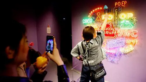 Al museo come in bagno. L'arte? Ama turarsi il naso