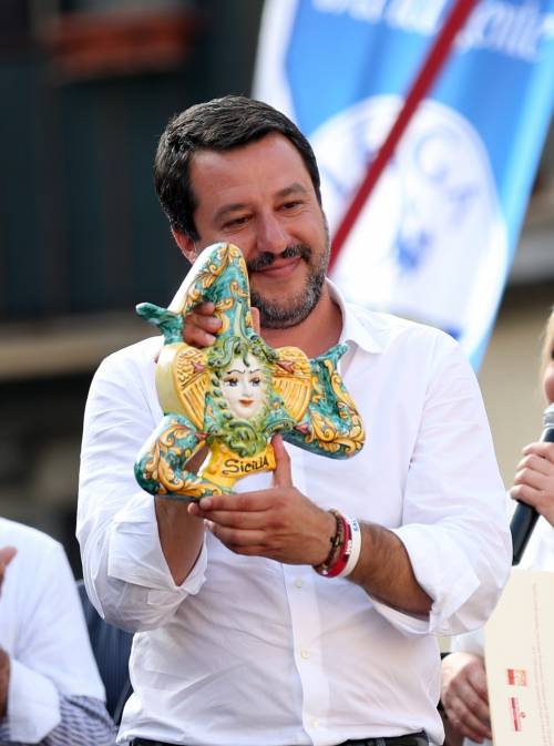 Salvini riceve da un bambino un disegno che lo ritrae: "Tu sei il nostro futuro"