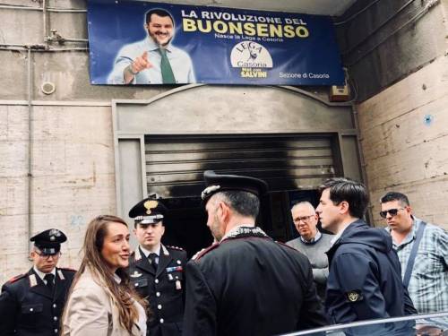 A fuoco la saracinesca della sede della Lega di Casoria