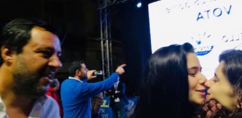 Caltanissetta, ragazze chiedono selfie a Salvini e poi si baciano