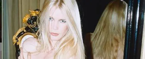 Claudia Schiffer nuda su Instagram si copre solo con una Chanel