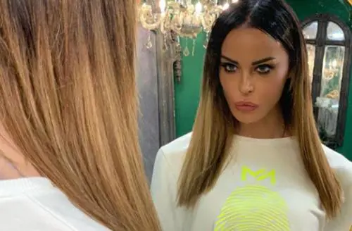 Nina Moric furiosa: "Non sono ricorsa alla chirurgia plastica"