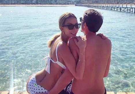 La mano del fidanzato cade nel punto sbagliato. Sabrina Ghio sotto accusa: "Che dirà tua figlia?"