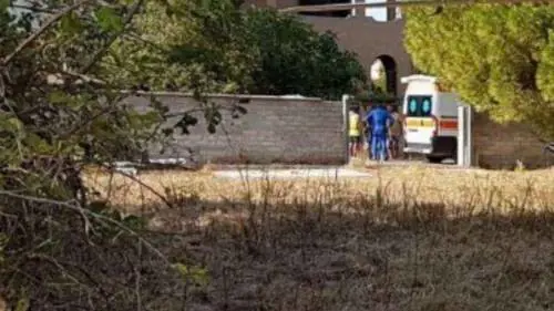 Cade il cancello del parco giochi: muore a 3 anni Grave il nonno