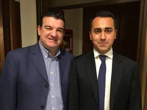 Vicesindaco M5S posteggia col pass disabili del padre morto