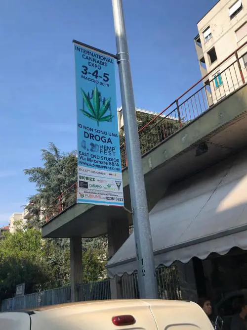 Cannabis, dopo le proteste ora Sala "smonta" i manifesti