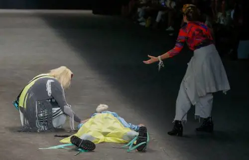Modello si accascia e muore durante una sfilata
