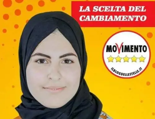 La candidata del M5S corre col velo islamico: è polemica sui social