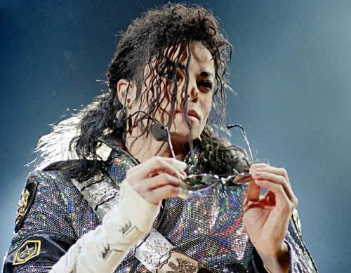 Bufera su Michael Jackson: via il nome della star da una scuola elementare