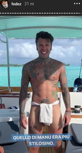 Fedez in tanga durante le vacanze in Polinesia