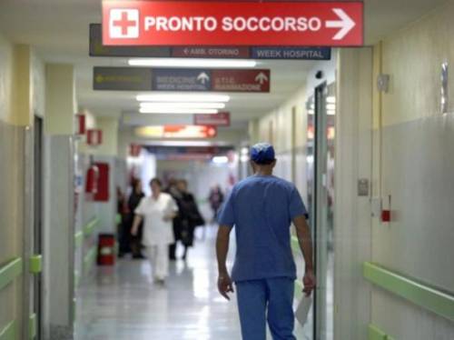 Tenta di lanciarsi dal terzo piano dell’ospedale: salvata dal marito