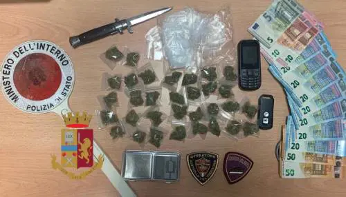 Napoli, droga, coltello e soldi in tasca. Nei guai due spacciatori