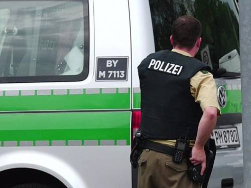 Amburgo, auto irrompe in un centro commerciale: 9 feriti