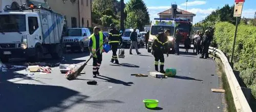 "In casa mancano luce e acqua calda". Afgano scaraventa mobili dalla finestra