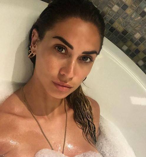 Melissa Satta, bagno sexy su Instagram