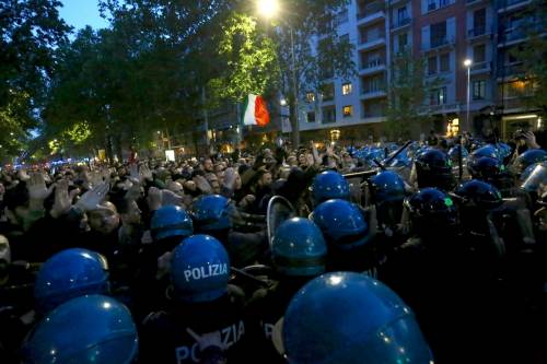 Milano, scontri e tensioni al corteo per Sergio Ramelli: ferito un manifestante