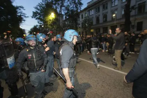 Milano, scontri al corteo per Ramelli tra l’estrema destra e la polizia