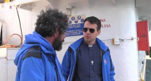 "Il Vangelo è tra i migranti": la Chiesa sale sulla Mare Jonio