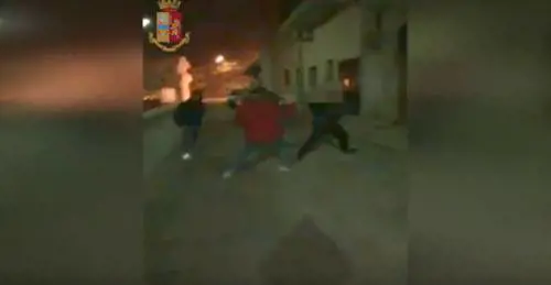 Uomo picchiato a morte da baby gang del paese: scattano 8 fermi