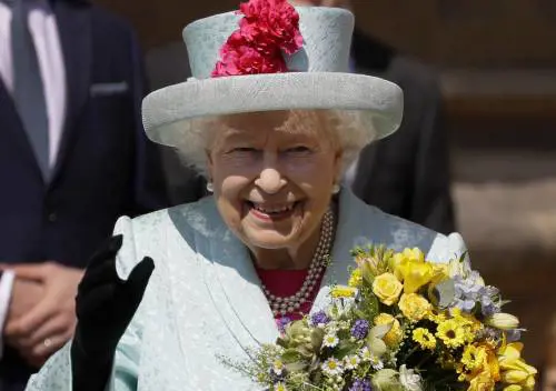La Regina visita a sorpresa Meghan Markle