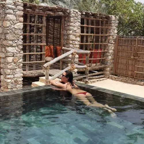 Topless e tanga in piscina per la sexy Alena Seredova