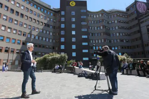 Il Cav dal San Raffaele: "Sono in forma e pronto per campagna elettorale"