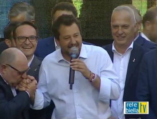 Biella, altro che baciamano a Salvini. Così la sinistra strumentalizza