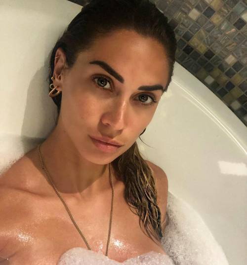 Melissa Satta insaponata nella vasca da bagno
