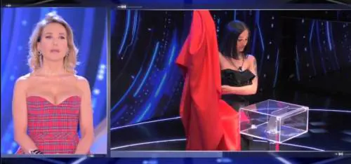 "Grande Fratello", paura per Serena: scherza e balla, poi la brutta caduta