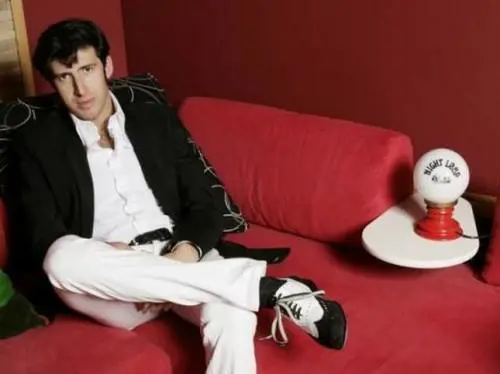 Lo showman che piace ai vip: "Canto per regine e rockstar"