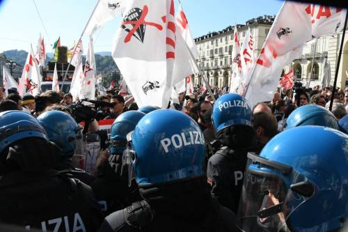 Torino, così il vicesindaco grillino difendeva gli estremisti rossi di Askatasuna
