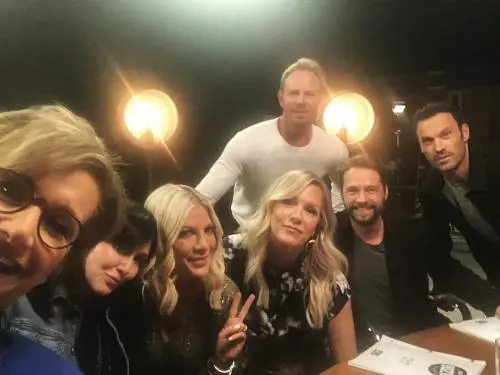 Beverly Hills 90120, ecco la prima foto social del cast