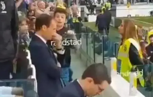 Allegri non fa l'autografo al bimbo. E sui social monta l'indignazione