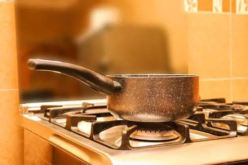 Bambina di 6 anni ustionata dalla pentola zeppa di acqua bollente