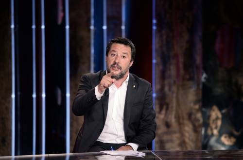 Salvini rivuole i grembiuli a scuola: "Lo faceva anche il Duce? ​Servono ordine e disciplina"
