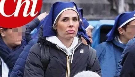 Ilary Blasi "diventa" suora. A Lourdes per un pellegrinaggio con i malati