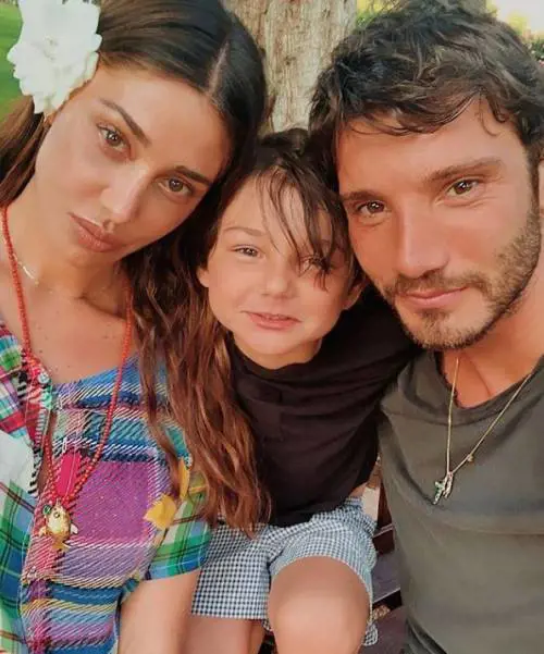 "Mi piaci tanto", "Sei la mia vita": Belen e Stefano romantici. Ma qualcuno non ci crede