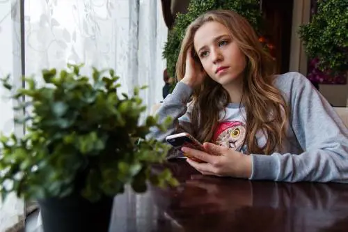 Chi si annoia usa di più lo smartphone e internet