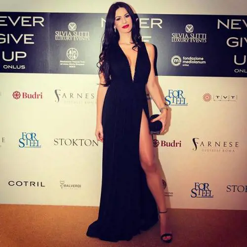 Erjona Sulejmani hot sui social: gli scatti sexy dell'ex di Dzemaili