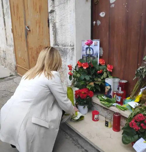 Manduria, Giorgia Meloni depone fiori davanti alla casa di Stano